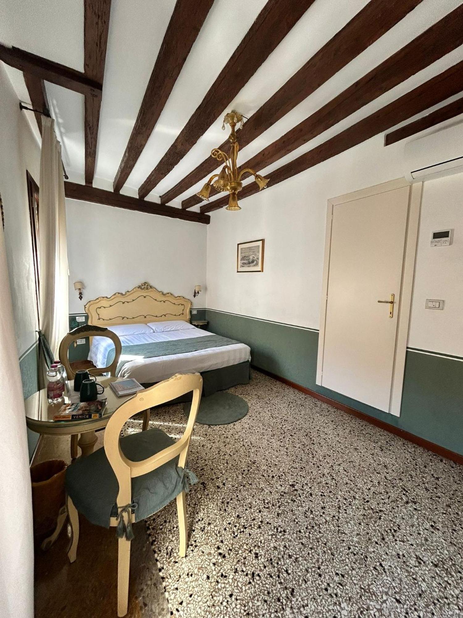 Ca' San Trovaso - 6 Rooms Венеция Экстерьер фото