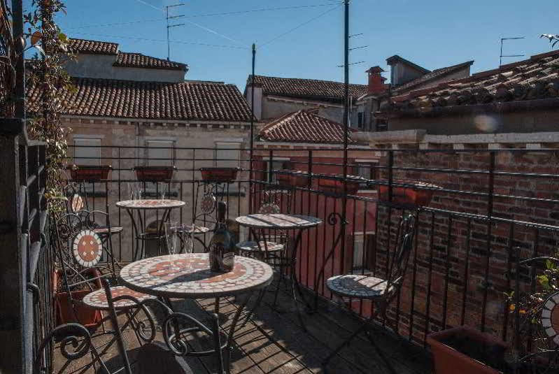 Ca' San Trovaso - 6 Rooms Венеция Экстерьер фото