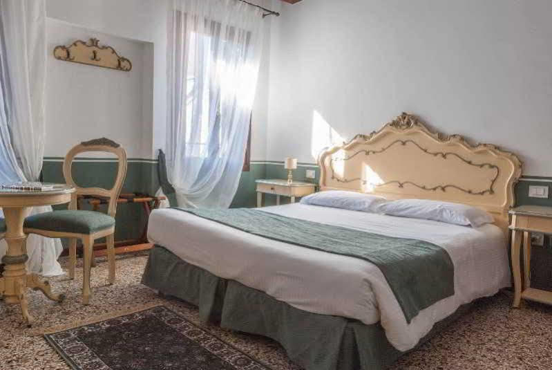 Ca' San Trovaso - 6 Rooms Венеция Экстерьер фото