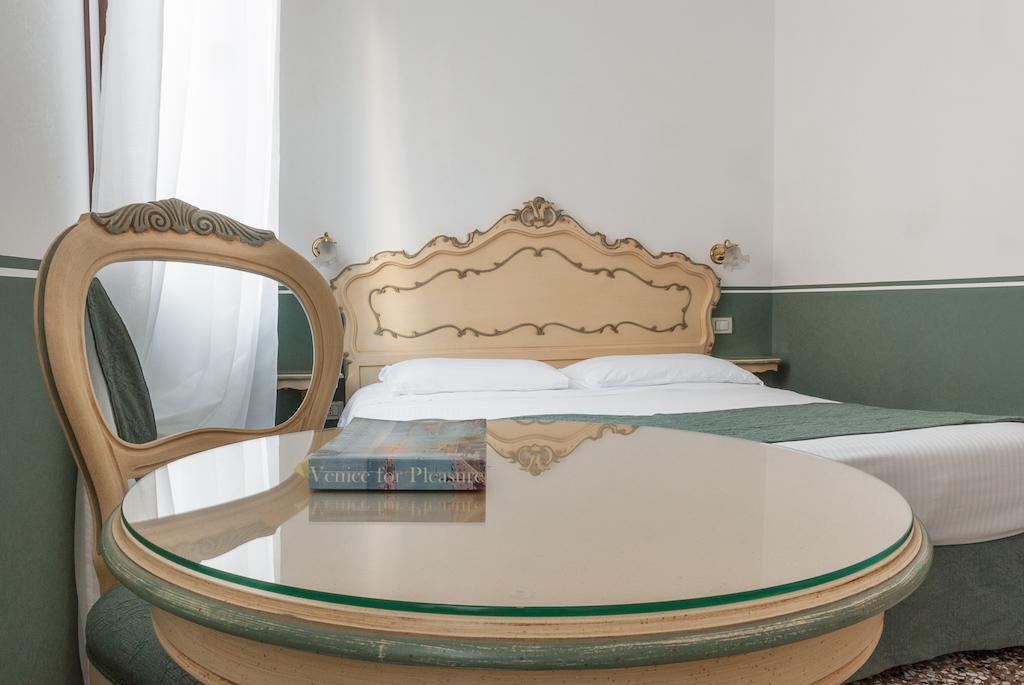 Ca' San Trovaso - 6 Rooms Венеция Экстерьер фото