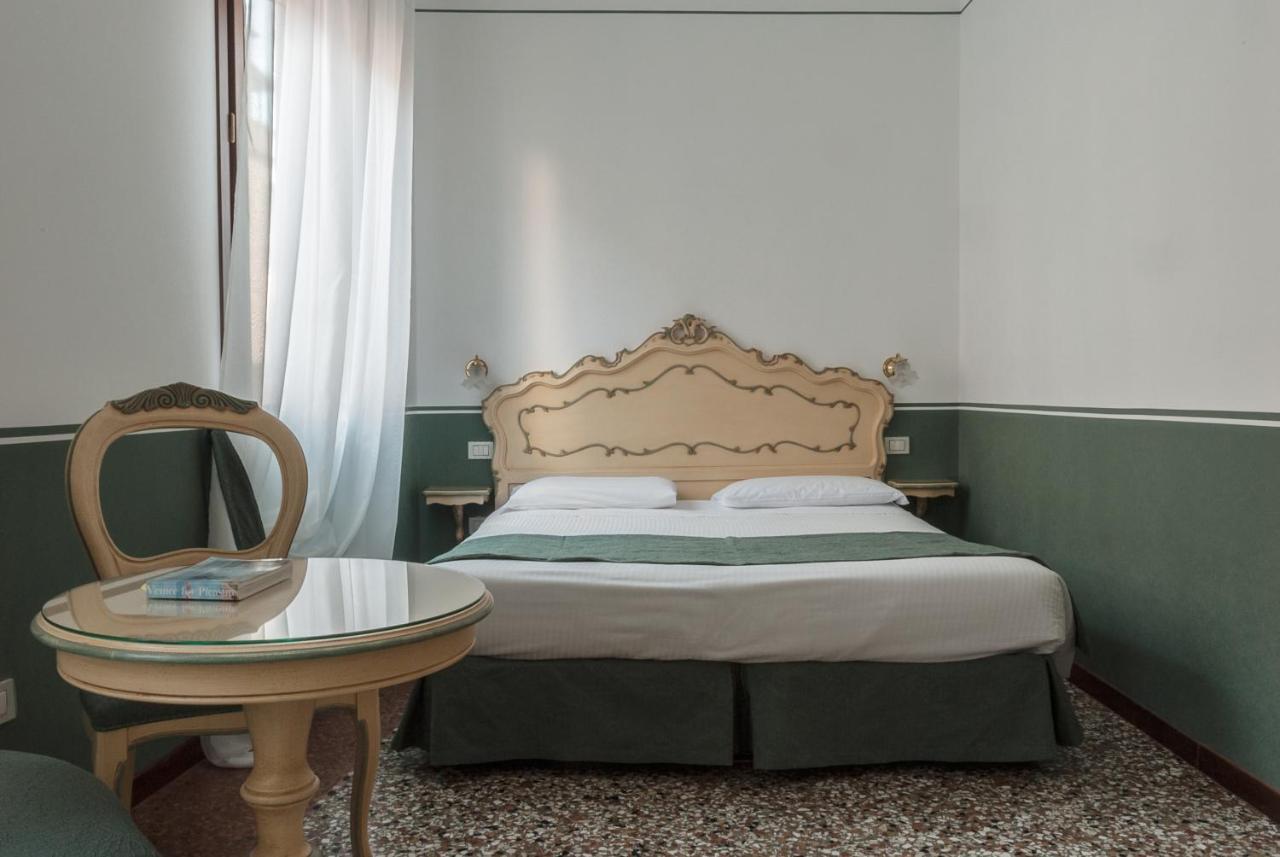 Ca' San Trovaso - 6 Rooms Венеция Экстерьер фото
